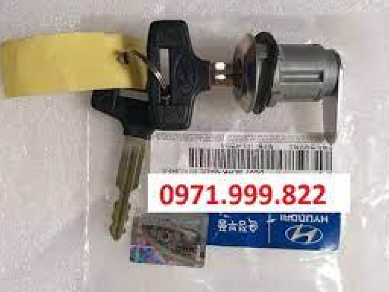 Khóa nắp bình dầu xe County.