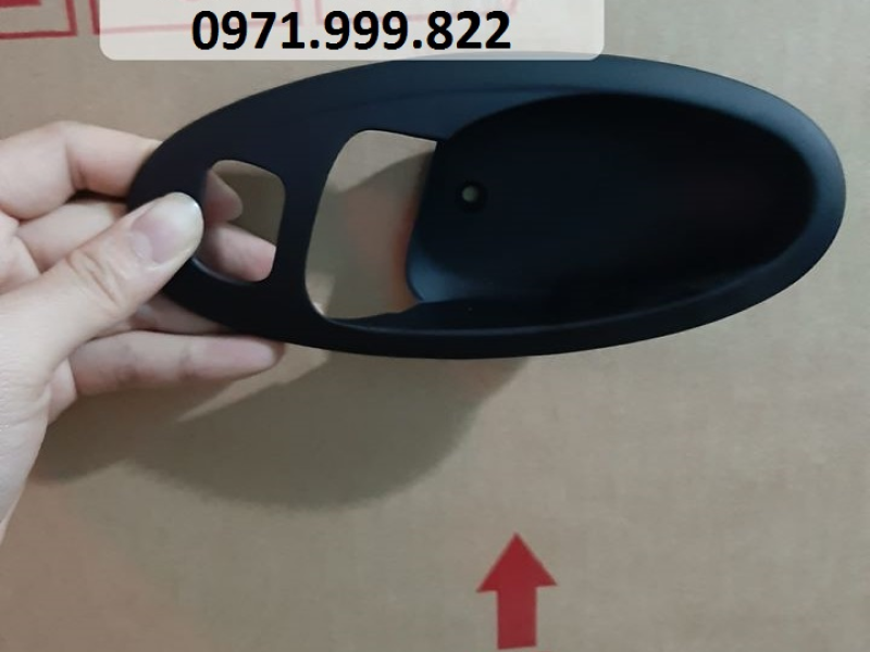 Máng tay mở trong xe County