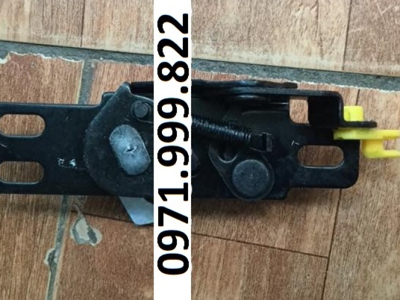 Ngậm cốp xe Universe