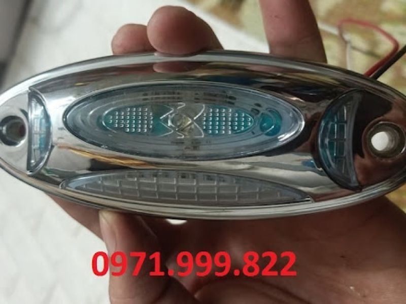 Đèn soi bậc lên xuống xe Universe