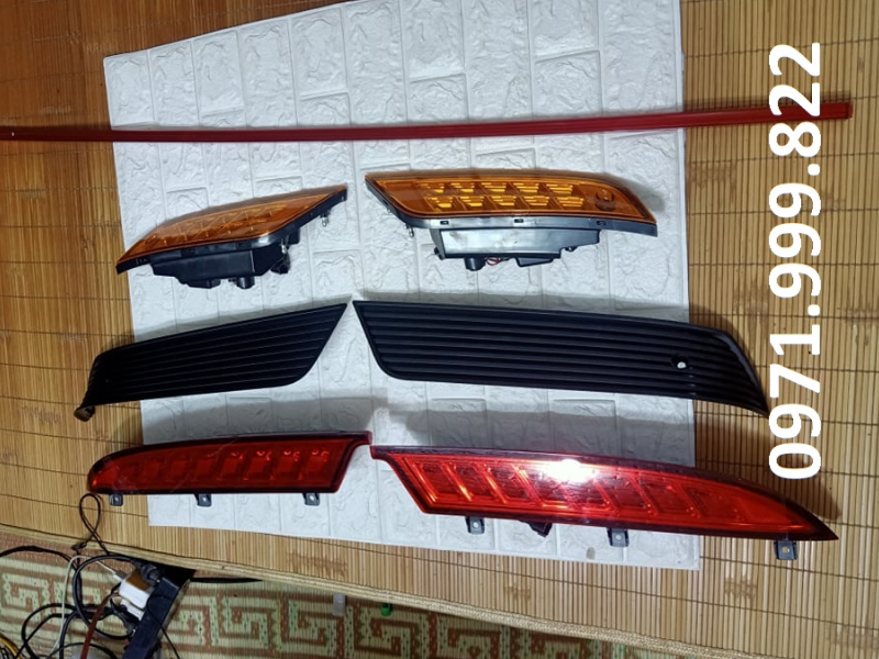 Đèn mào đuôi xe universe