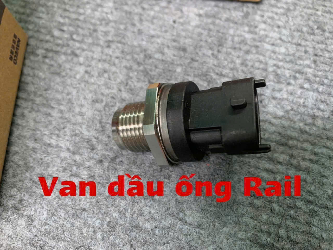 Cảm biến dầu ống Rail Iveco 16 chỗ 19 chỗ