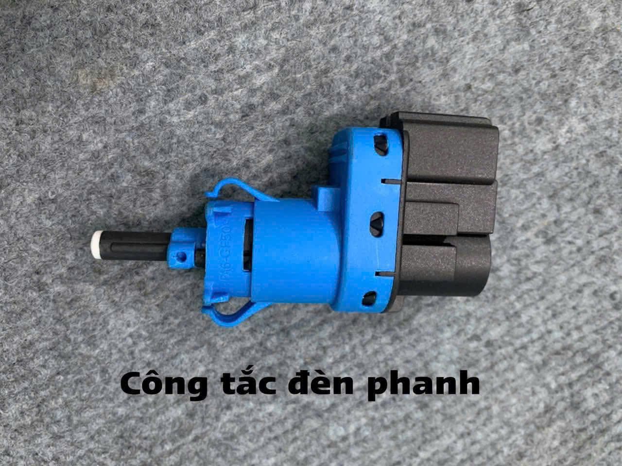 Công tắc đèn phanh Iveco daily 16 chỗ 19 chỗ